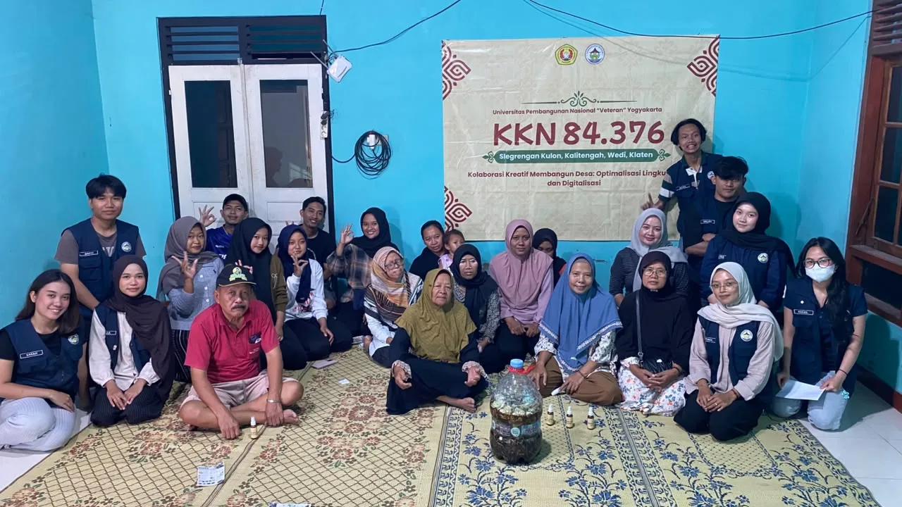 Demonstrasi Pembuatan Pupuk Organik Cair dari Limbah Rumah Tangga di Dusun Slegrengan